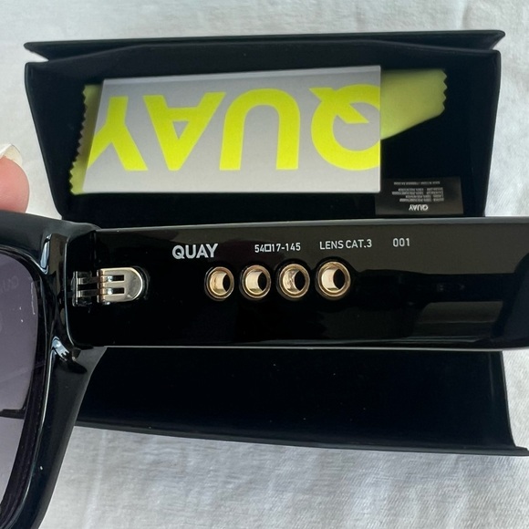 *BRAND NEW W/ CASE* Authentic Quay Sunglasses Black Frames - Picture 4 of 4